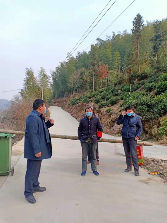 记晓天镇独山村驻村扶贫工作队队长、村第一书记张家安