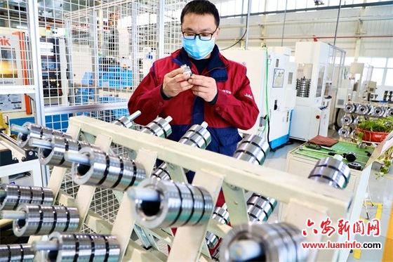 疫情防控不松懈 复工复产有序来