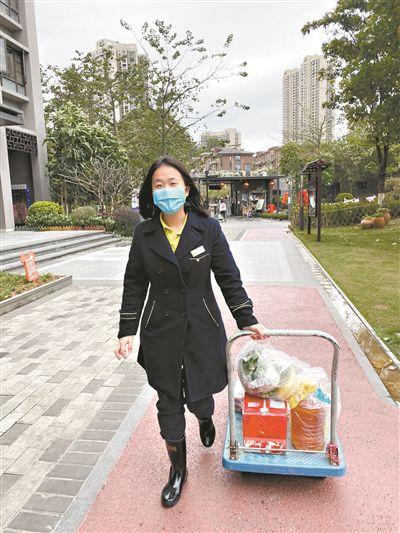 23岁“最美板车小姐姐”：每天为十几家隔离住户买菜