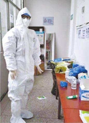 90后护士参与四个病区开荒：穿上白大褂忙得没时间害怕