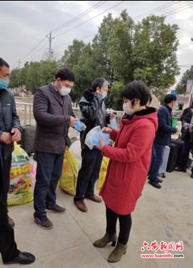 霍邱县扈胡镇欢送农民工外出返岗