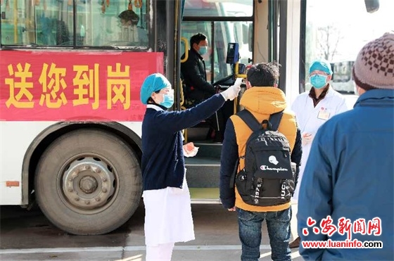 舒城：工人上班“专车”接送