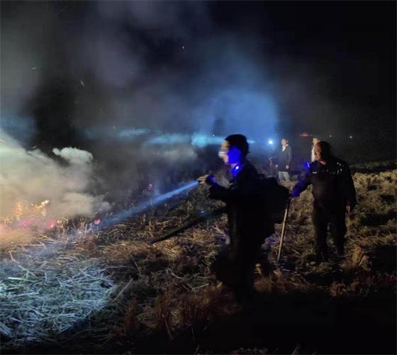 “疫情”联防联控巡逻发现农田着火，民警紧急扑灭