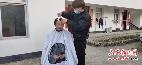 暖心！疫情期间热心理发师无偿为民警理发