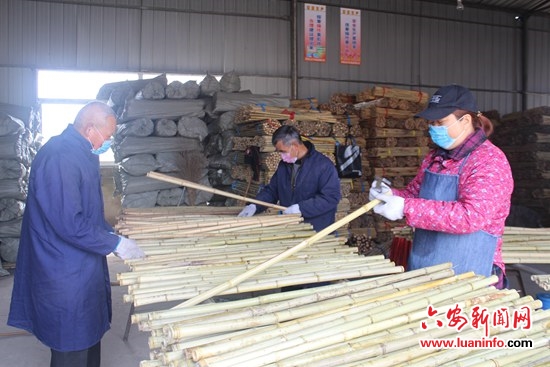 舒城县棠树乡：企业发展带动贫困户就业