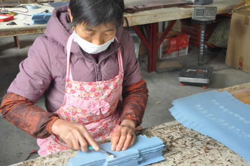 六安：“扶贫车间”托起贫困户致富梦