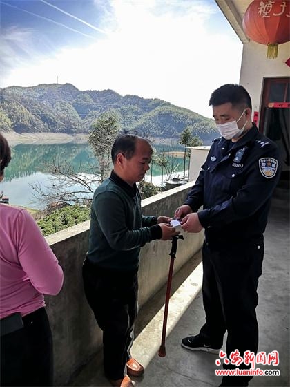 村民出行不便  民警乘船为其办证