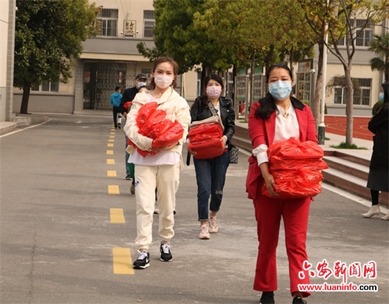 我市中小学新学期教材有序发放