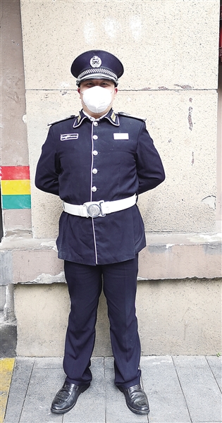 经济学本科生小区当保安 隔着口罩仍能认出上千业主