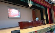11月10日小记者俱乐部邀请市民防馆馆长江世清在皖西中学为近400名小记者做公共安全知识讲座